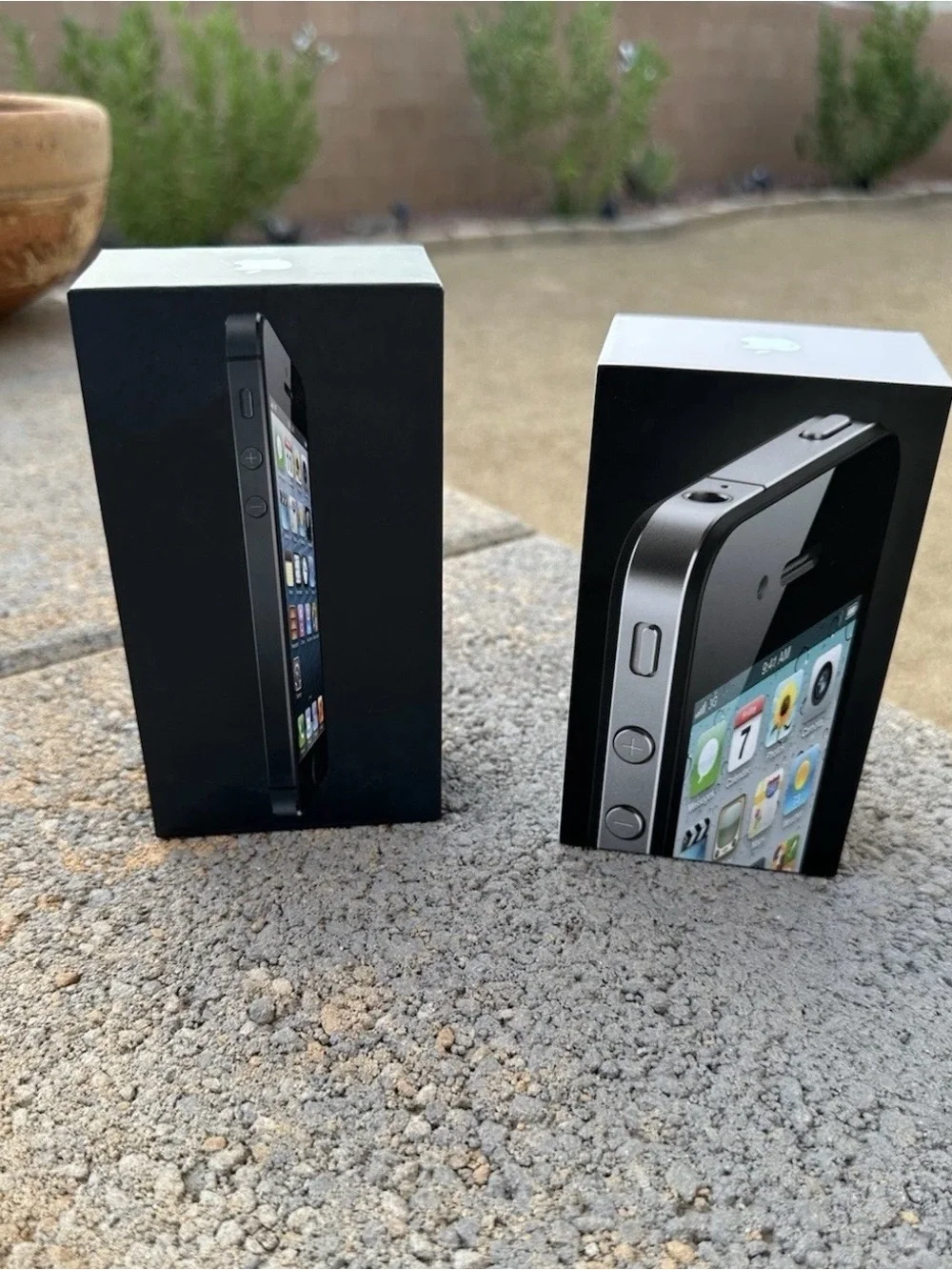 Apple iPhone 5 16GB Black & iPhone 4 8GB White **Empty Retail Boxes Lot**